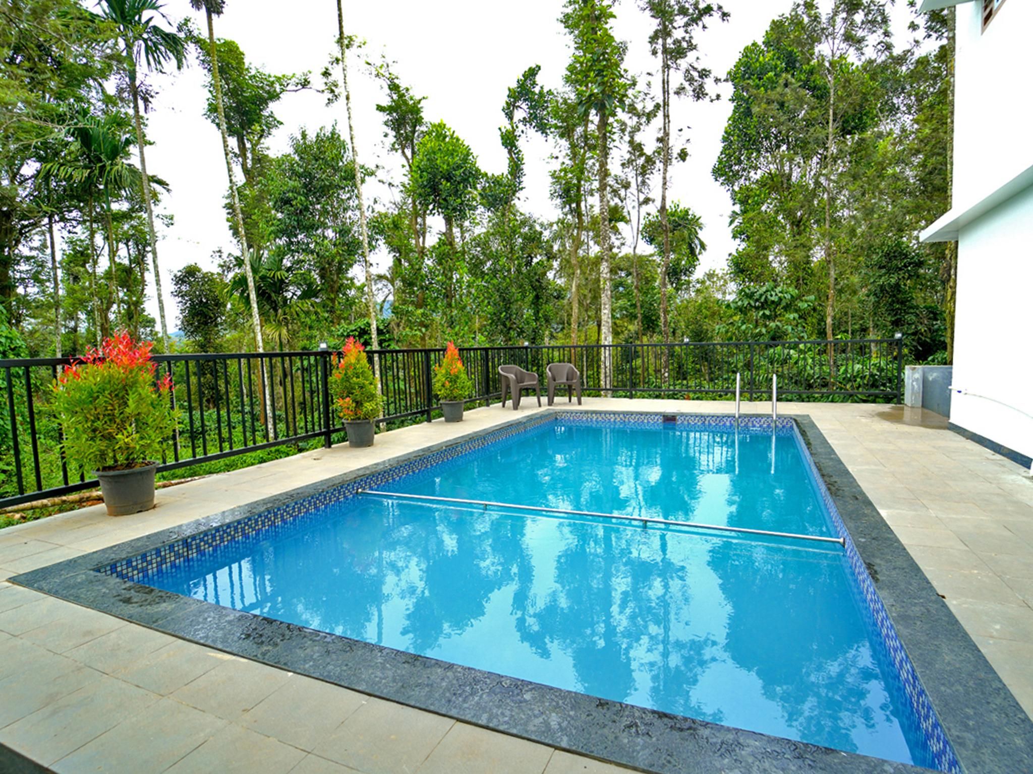 Swimming pool [outdoor]