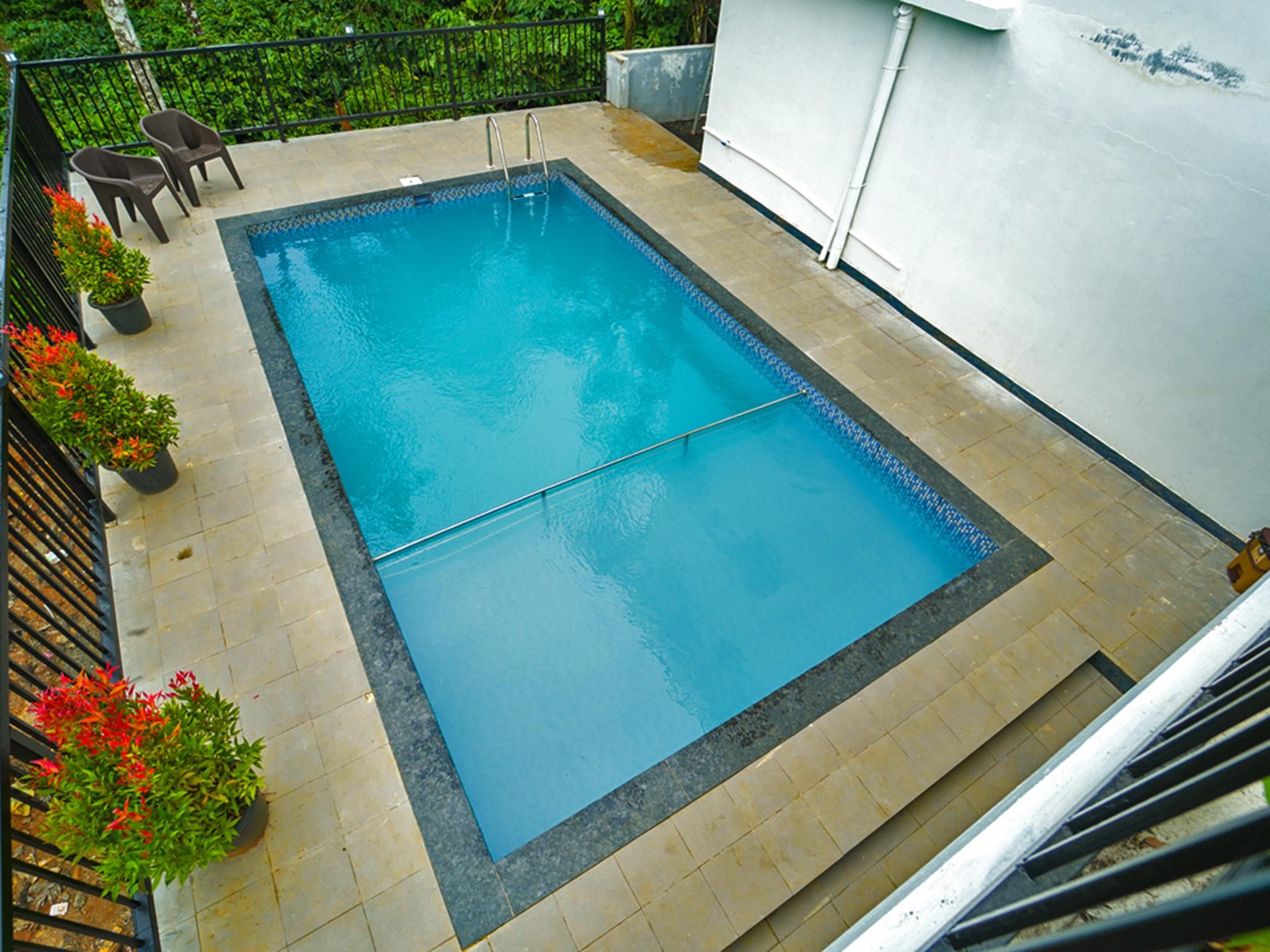 Swimming pool [outdoor]