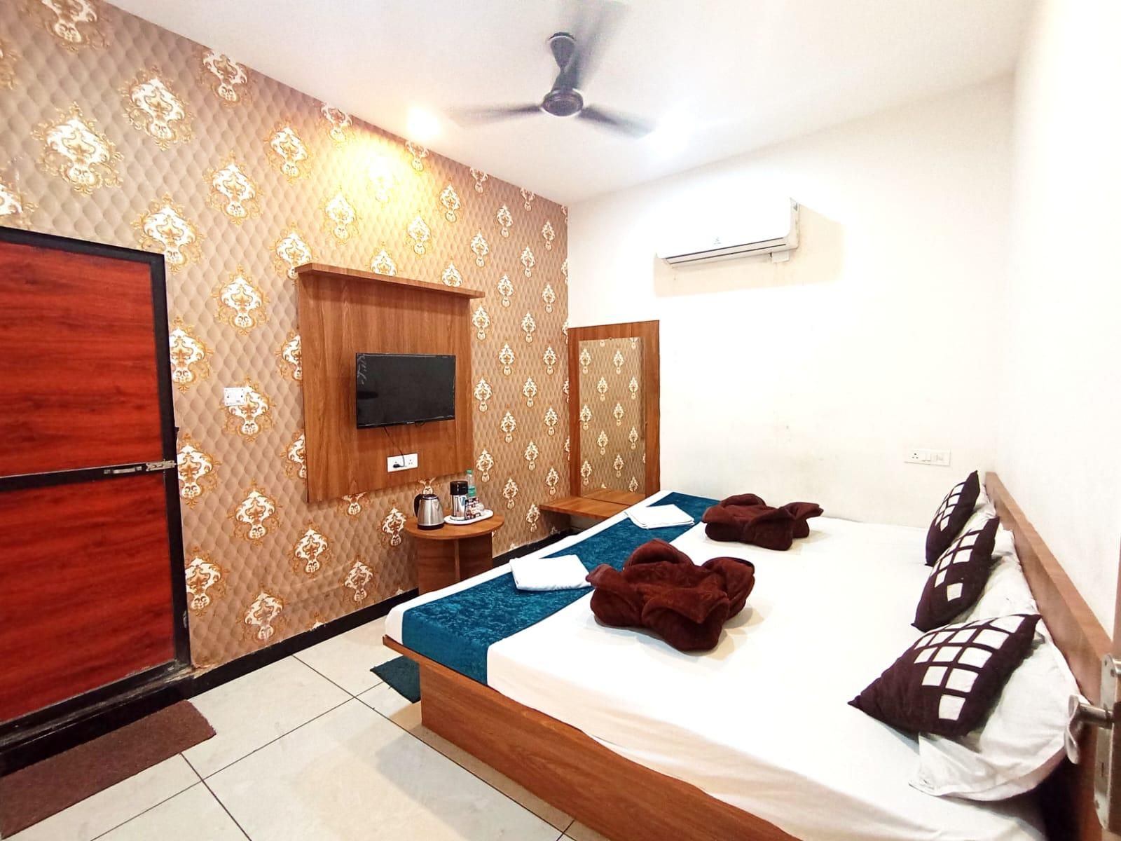 Hotel Shree Govind Palace Deluxe Room 3