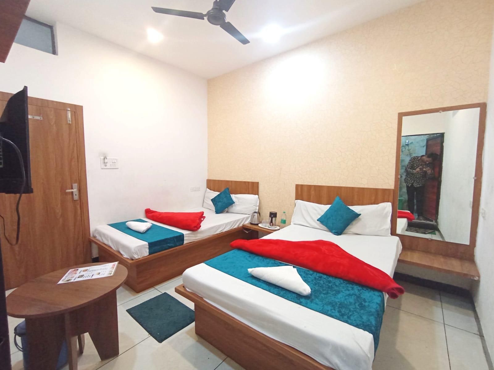Hotel Shree Govind Palace Deluxe Room 4