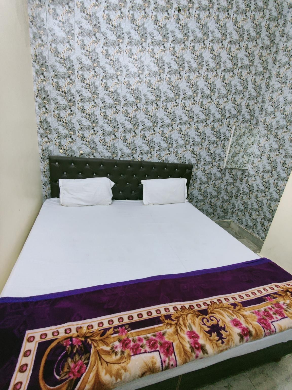 Kashi Paradise 300 Mtr From Vishwanath Temple Standard Non AC Room