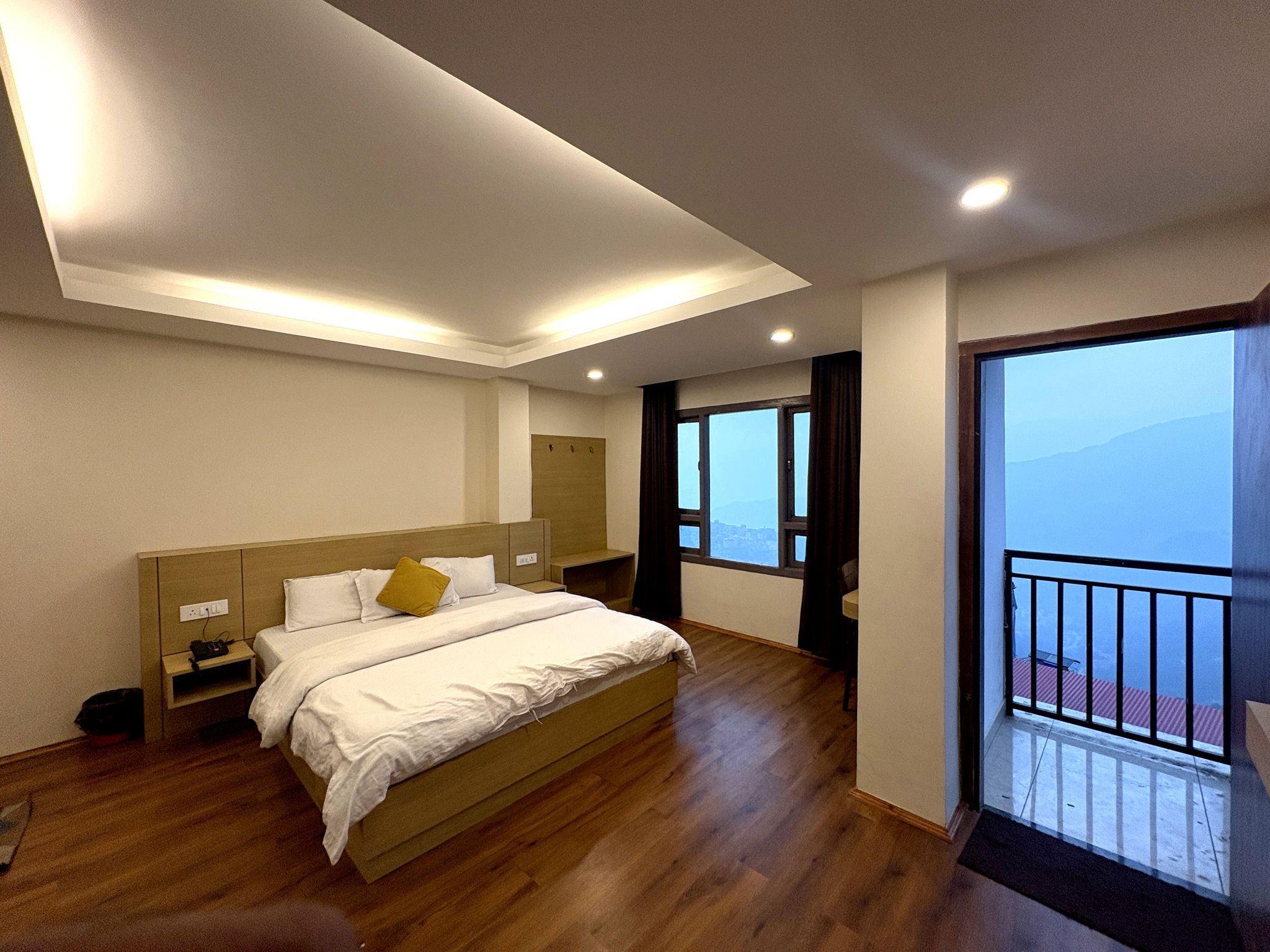 Hotel Kings Palace Gangtok Deluxe Double bed room - Mountain view  4