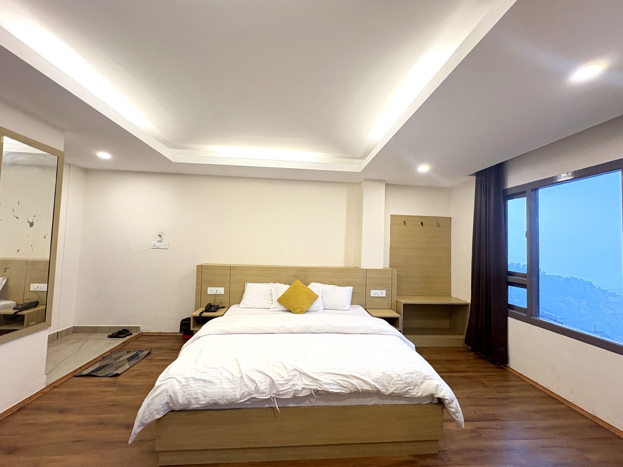 Hotel Kings Palace Gangtok Deluxe Double bed room - Mountain view  11