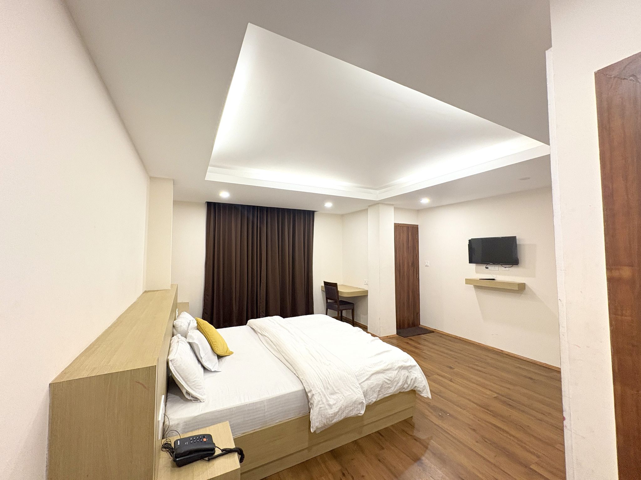 Hotel Kings Palace Gangtok Deluxe Double bed room - Mountain view  3