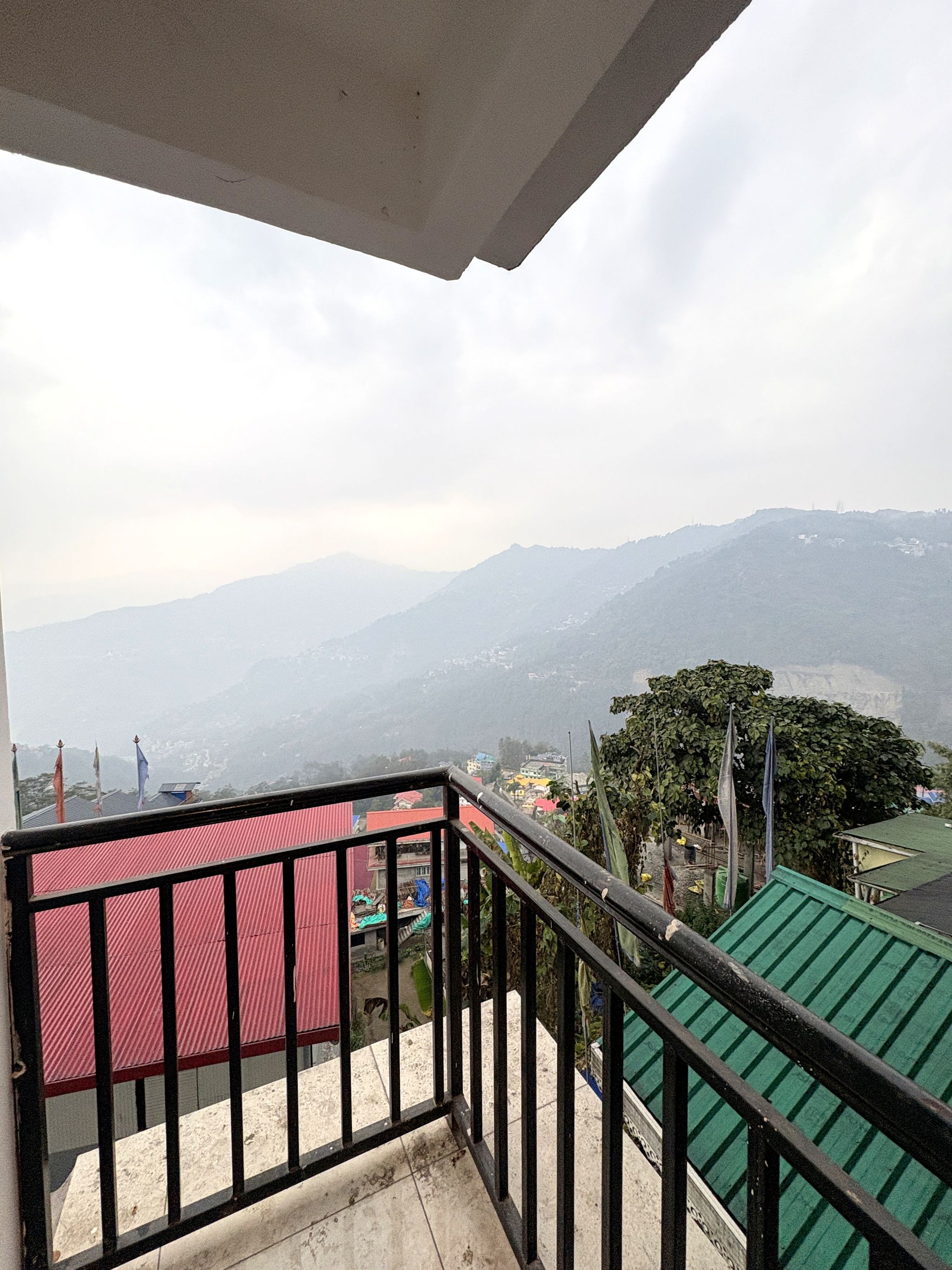Hotel Kings Palace Gangtok Deluxe Double bed room - Mountain view  12