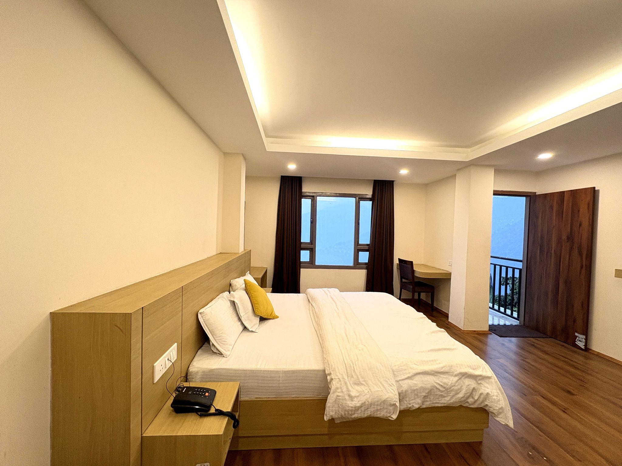 Hotel Kings Palace Gangtok Deluxe Double bed room - Mountain view  5