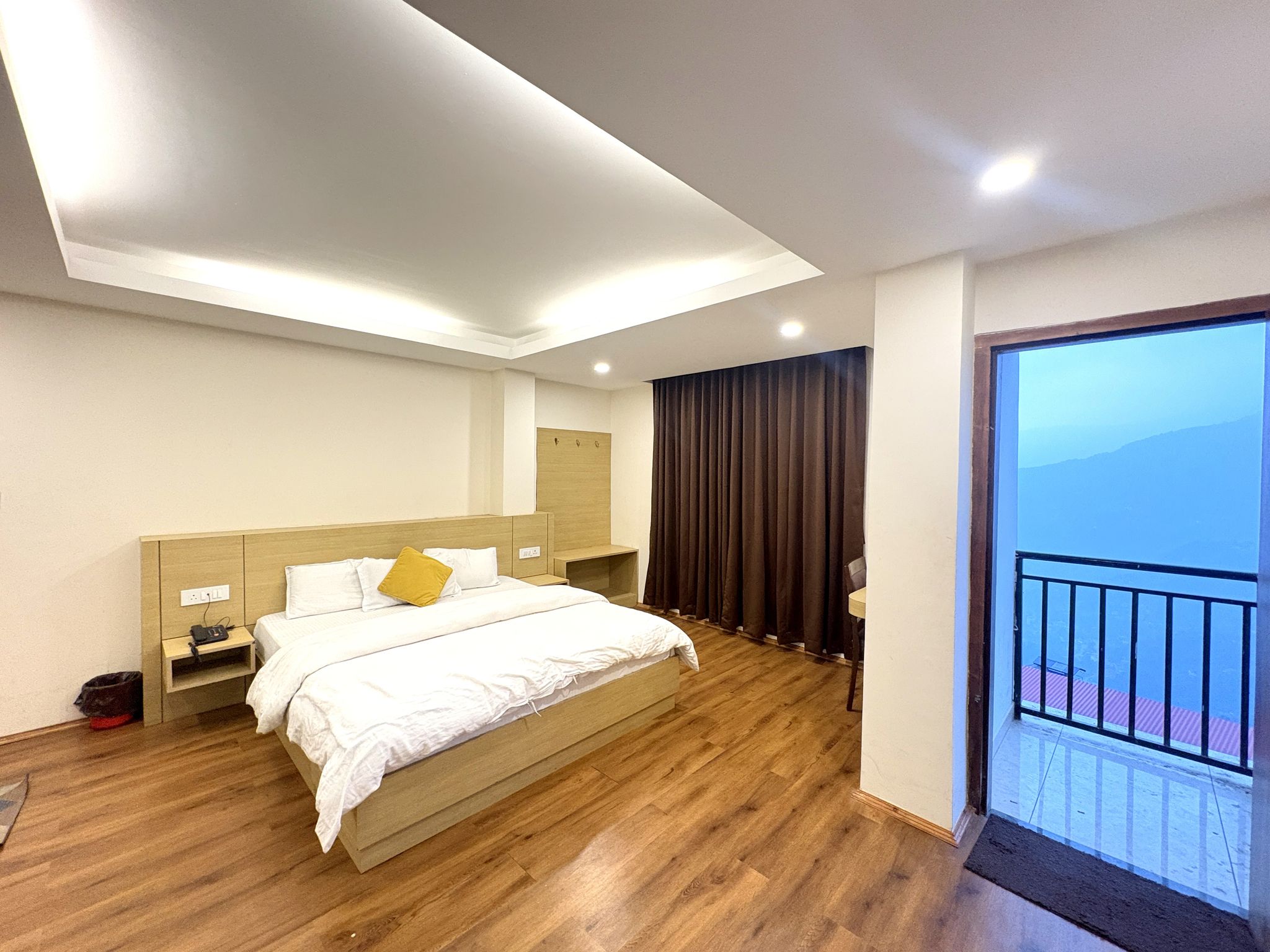 Hotel Kings Palace Gangtok Deluxe Double bed room - Mountain view  8