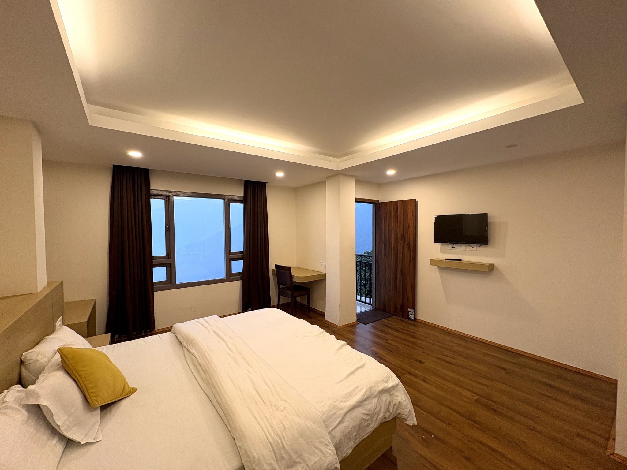 Hotel Kings Palace Gangtok Deluxe Double bed room - Mountain view  10