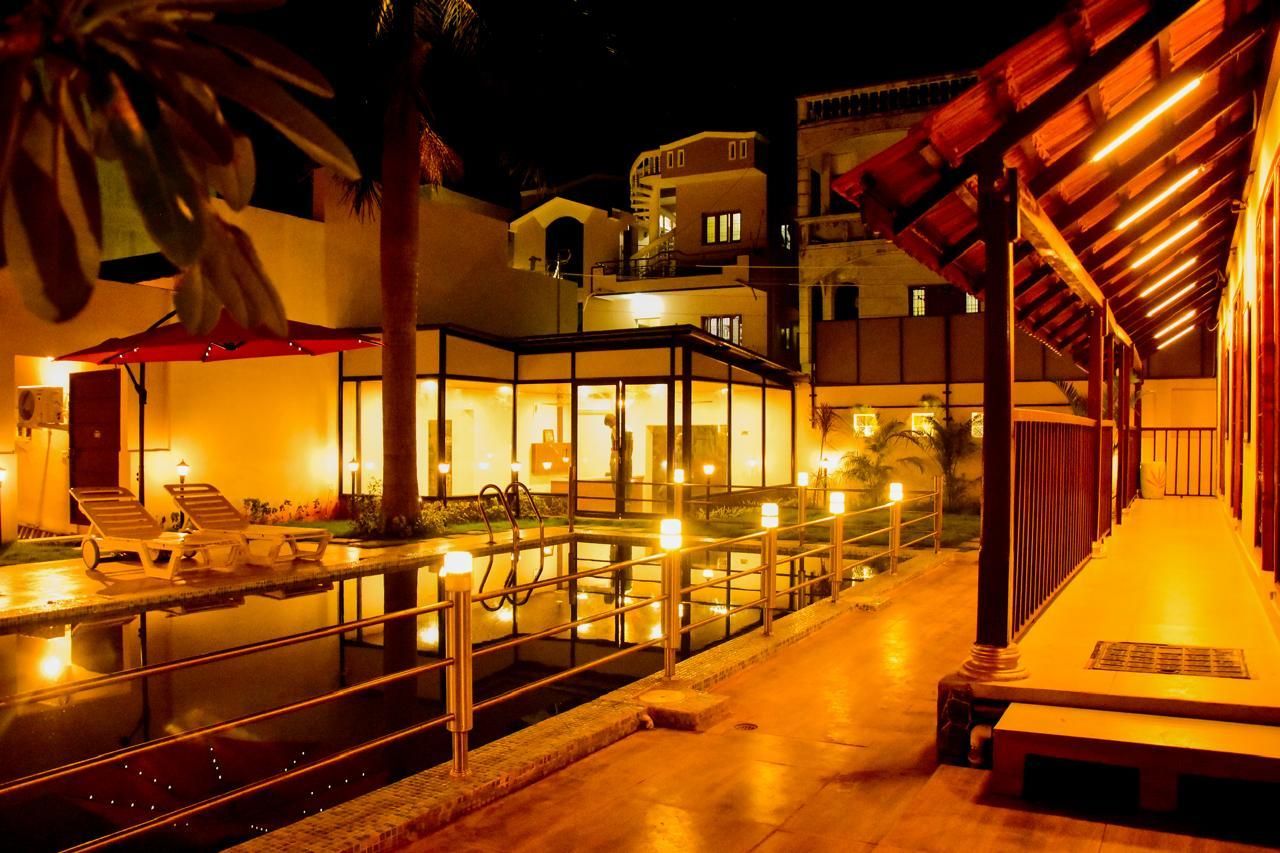 Swimming pool [outdoor]