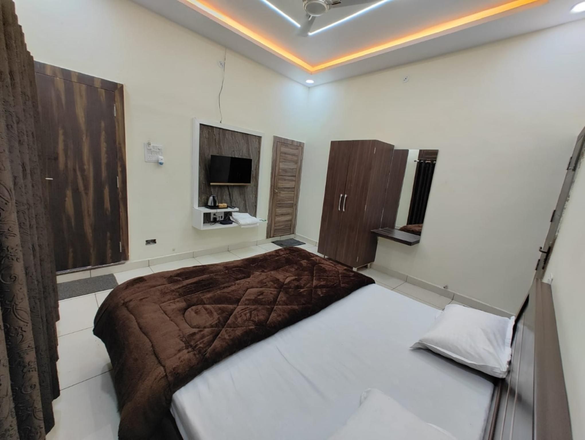 Goroomgo Jag-Laxmi Palace Ujjain Standard Air Conditioning Room 2