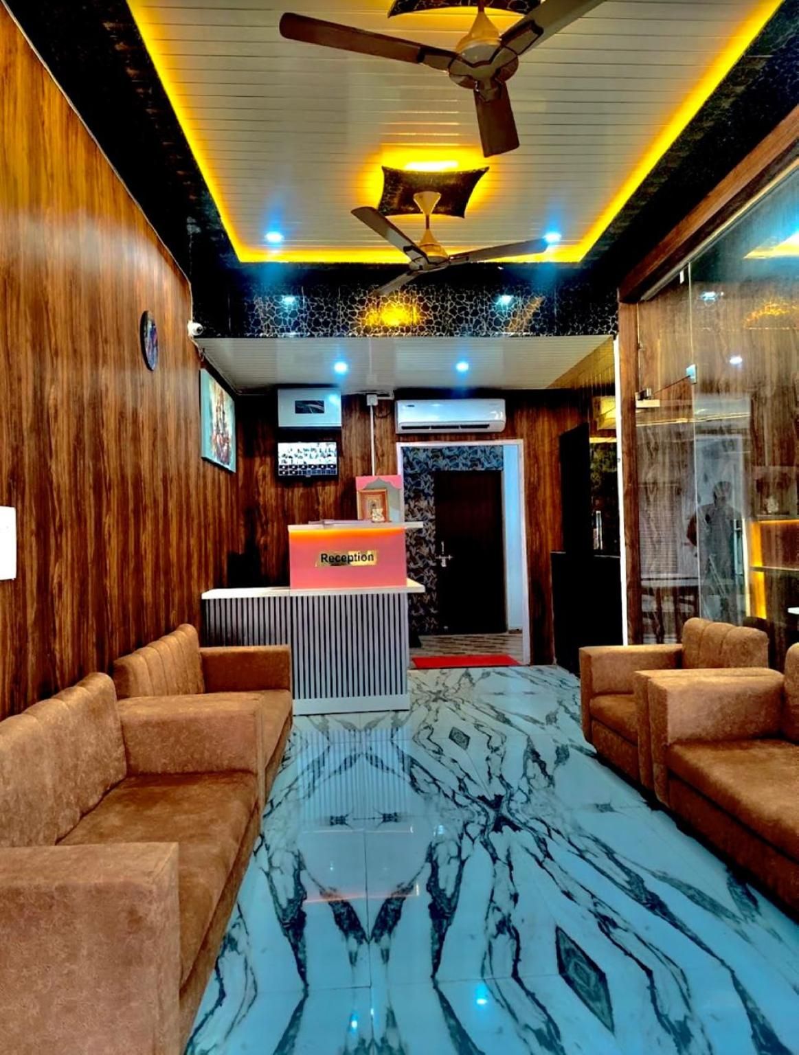 Goroomgo Vinayak Grand Varanasi