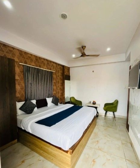 Goroomgo Vinayak Grand Varanasi Deluxe Air Conditioning Room 3