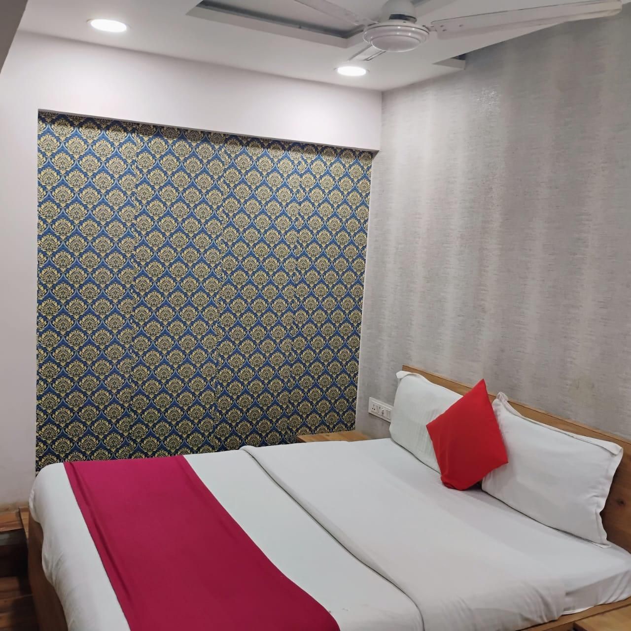 HOTEL SHREE NIVAS D - 2 Double Beds 2