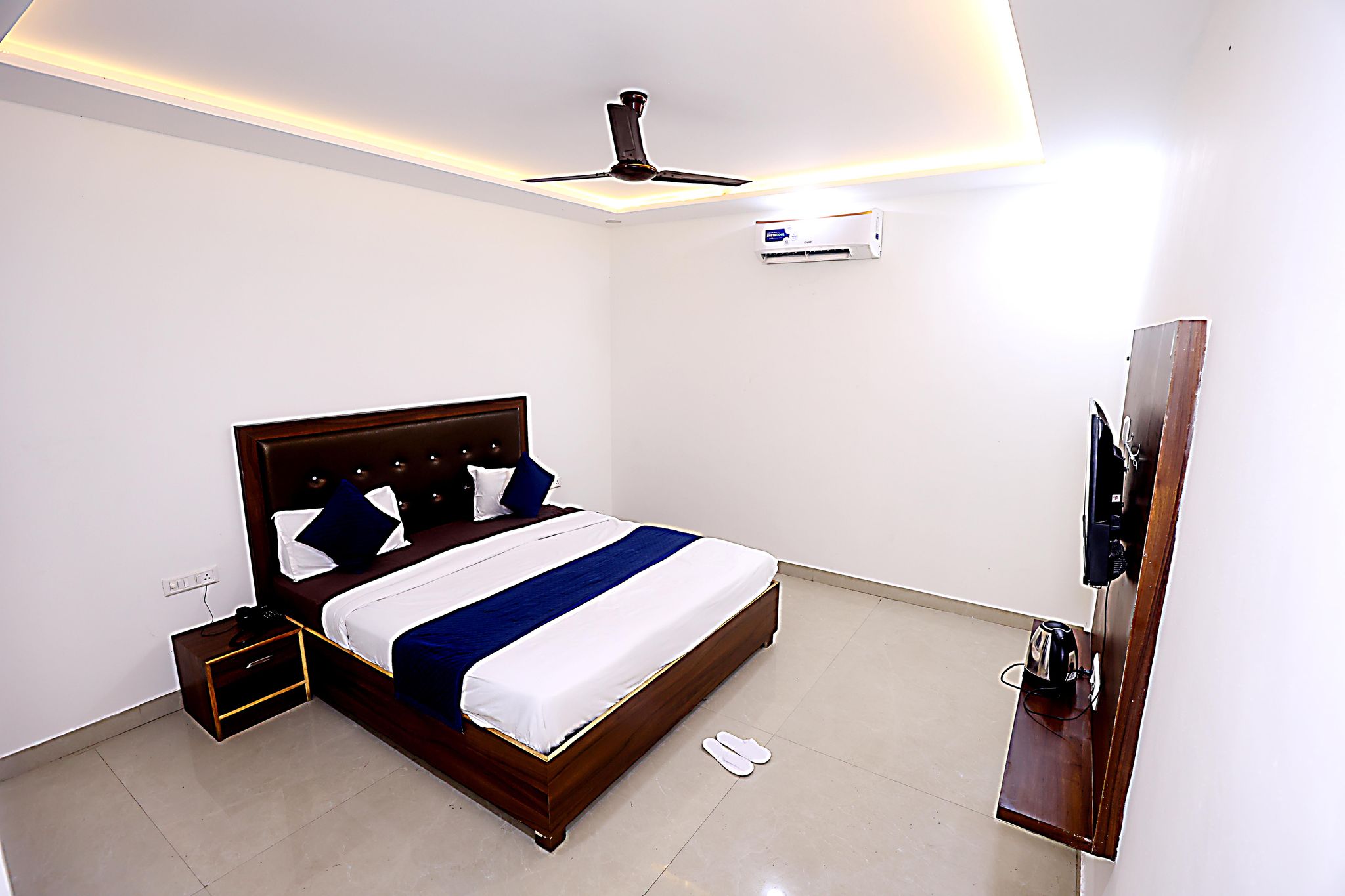  Hotel Akash Inn , Near Taj Mahal agra Deluxe Room 8