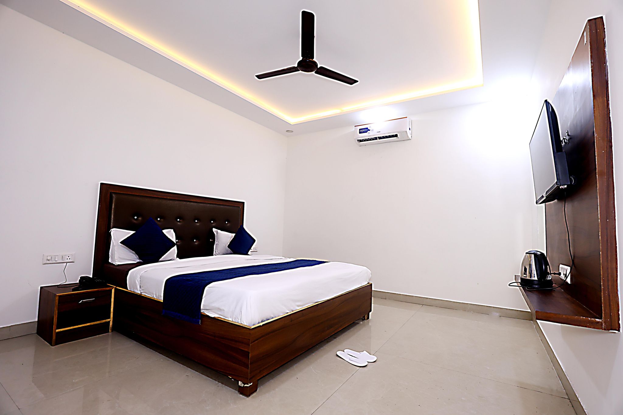  Hotel Akash Inn , Near Taj Mahal agra Deluxe Room 4