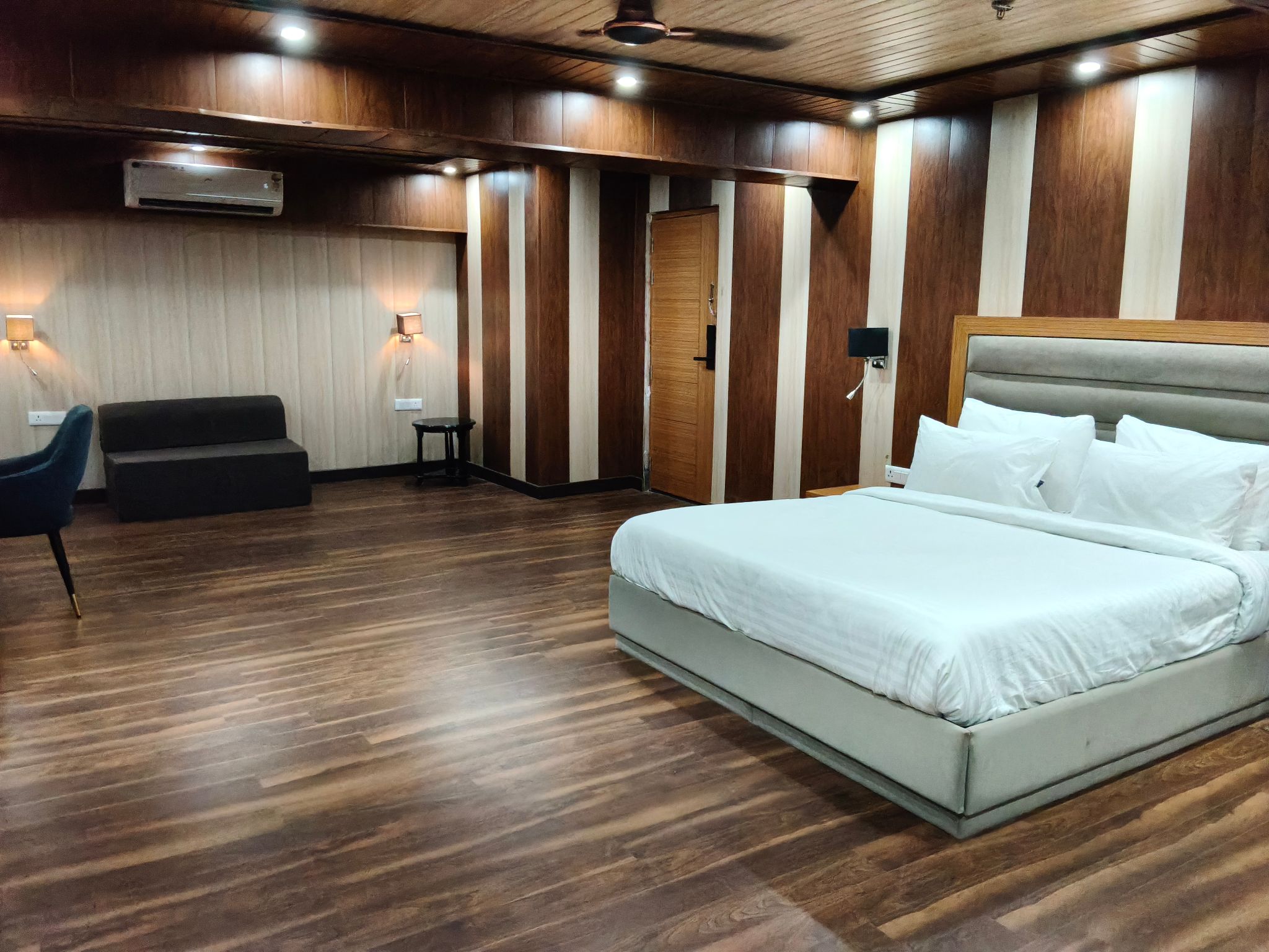 Clarks Inn Express, Raj Nagar Extension, Ghaziabad Suite Room