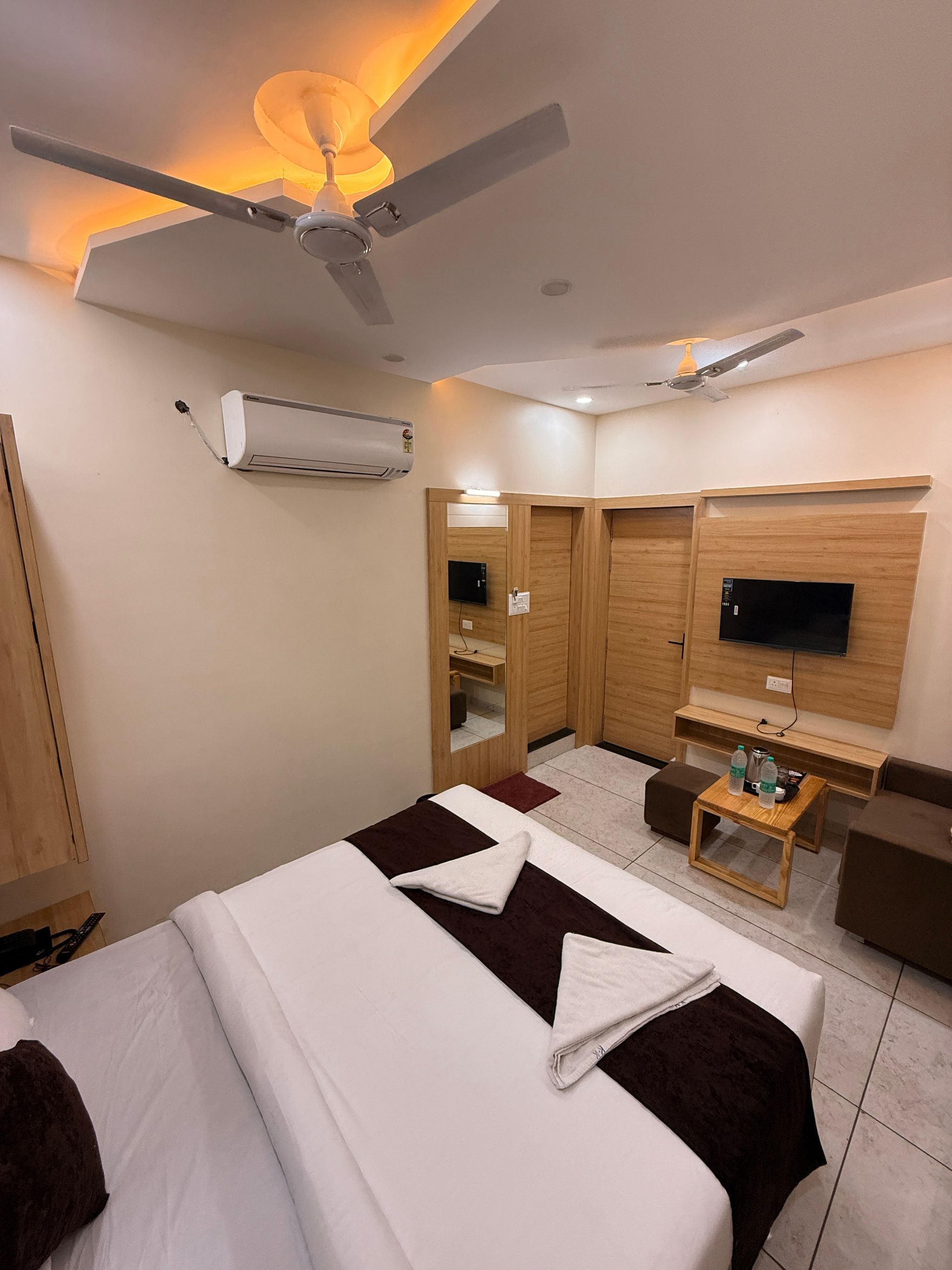 Hotel Kusum Kunj Deluxe Room 5