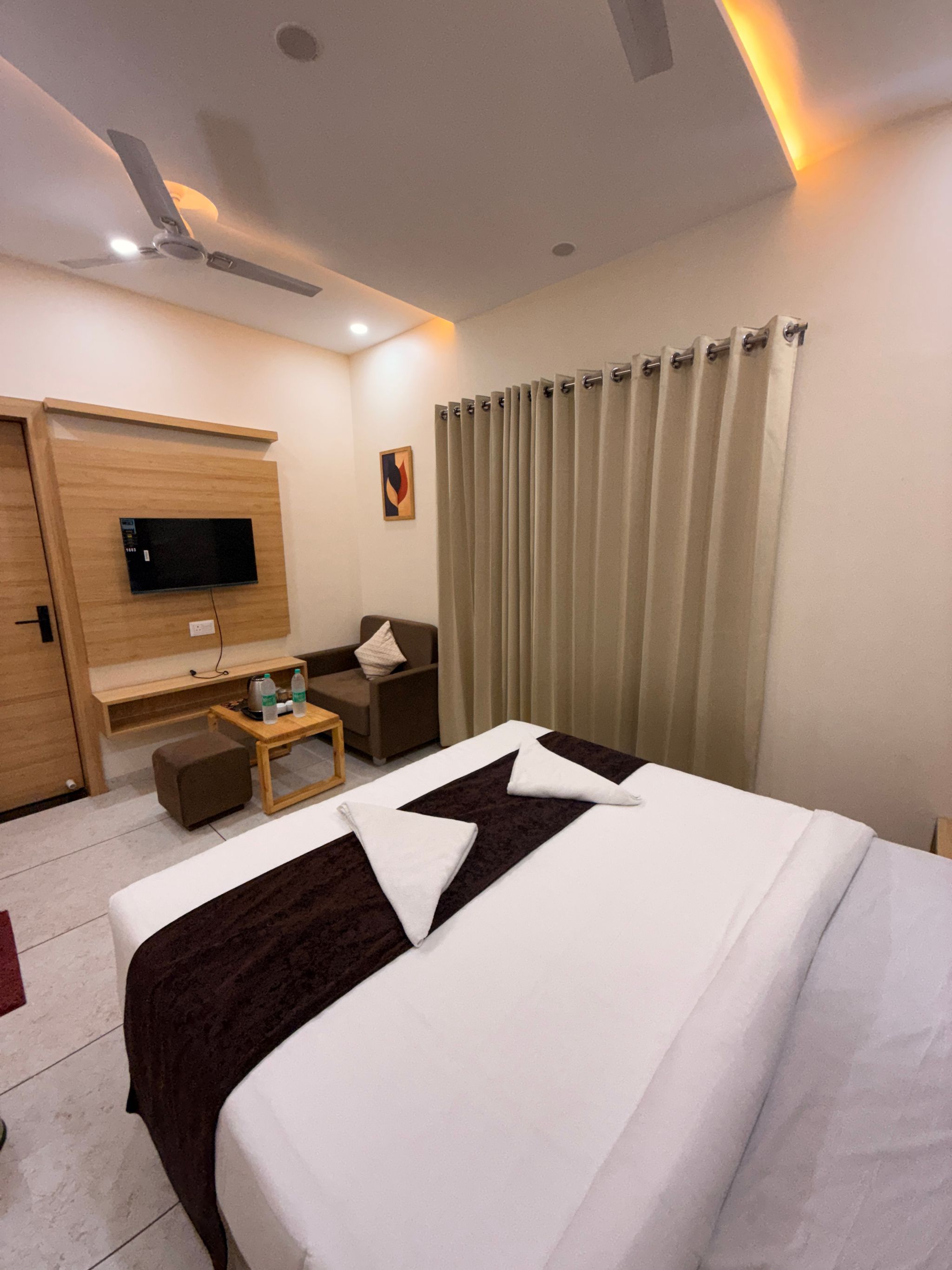 Hotel Kusum Kunj Deluxe Room 3