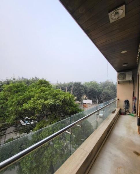 Side Image 2
