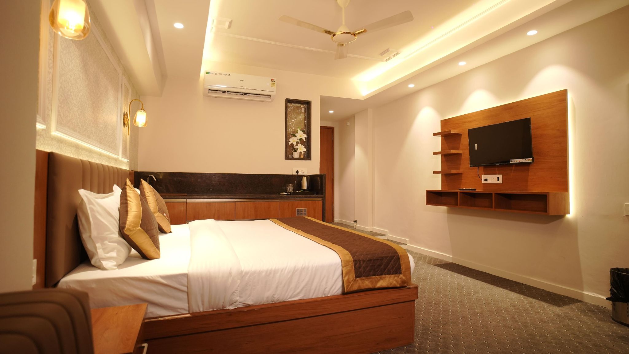 Super Deluxe With Kitchenette