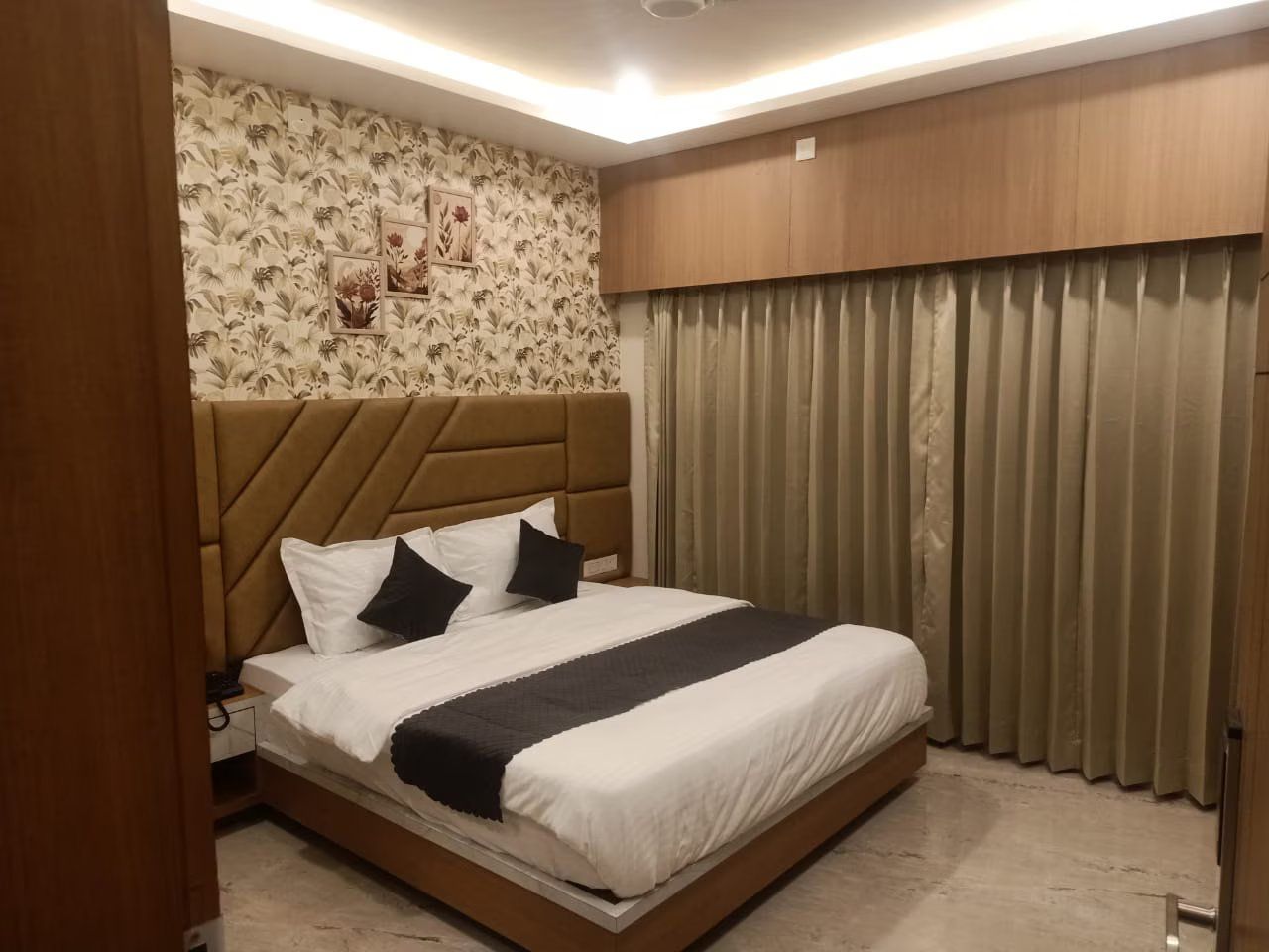 Hotel Paradise inn cafe & restro King Bed Room with City View 3