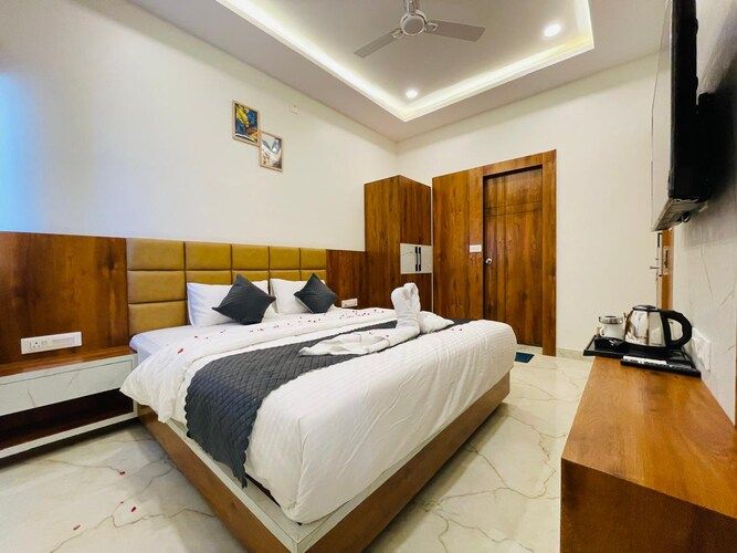 Hotel Paradise inn cafe & restro King Bed Room with City View