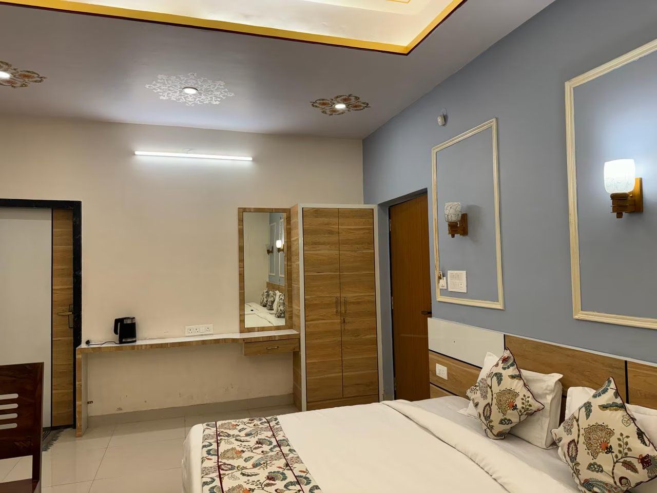  Vansh Palace Super Deluxe Room 3