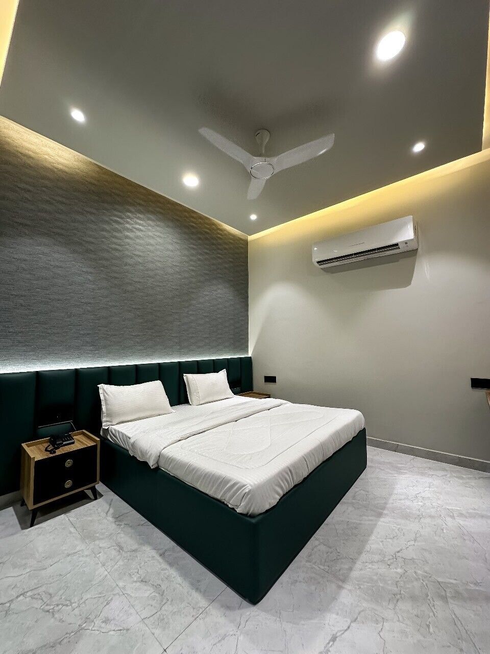 Hotel Sumedha's Deluxe Room 4