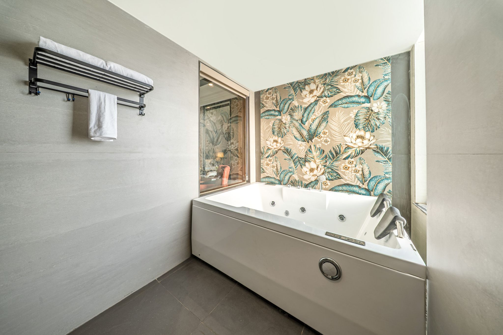 Medalio Signature Chandigarh Zirakpur Spacious Deluxe Room with Jacuzzi 6