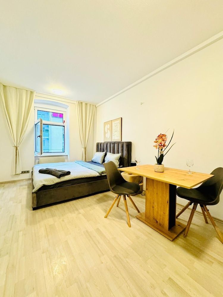 Spacious 7BR Apartment Prime Location