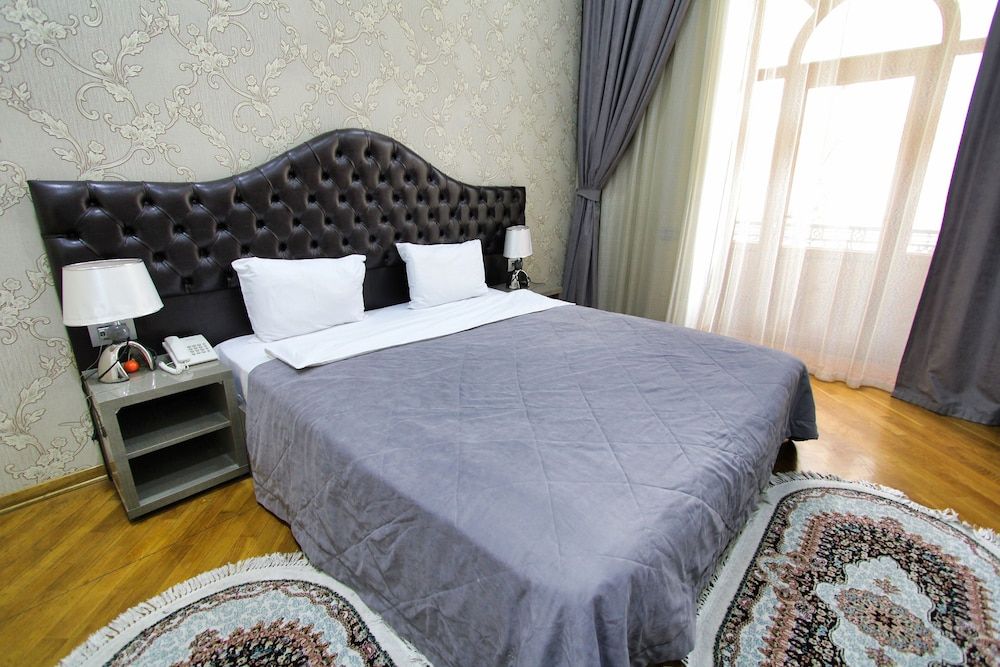 Pilot Inn Hotel Baku Standard Double Room, 1 King Bed, City View 4