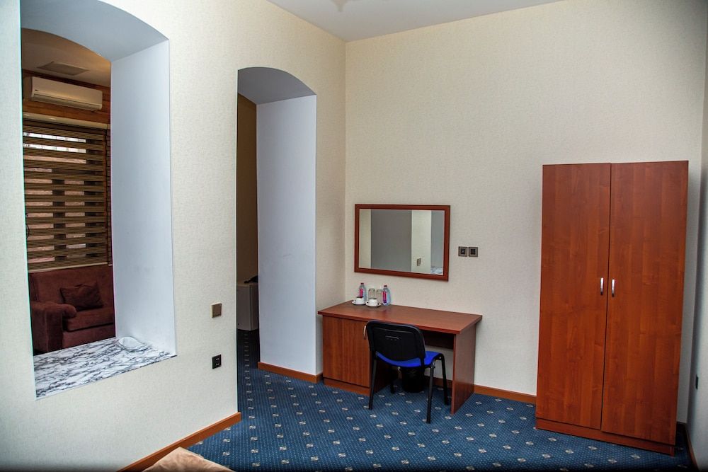 Hotel & Bistro Standard Triple Room, City View 5