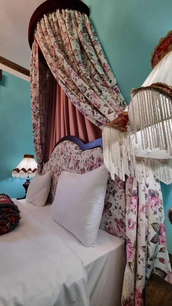 Apartments History 1870 Family Apartment, Courtyard View 7