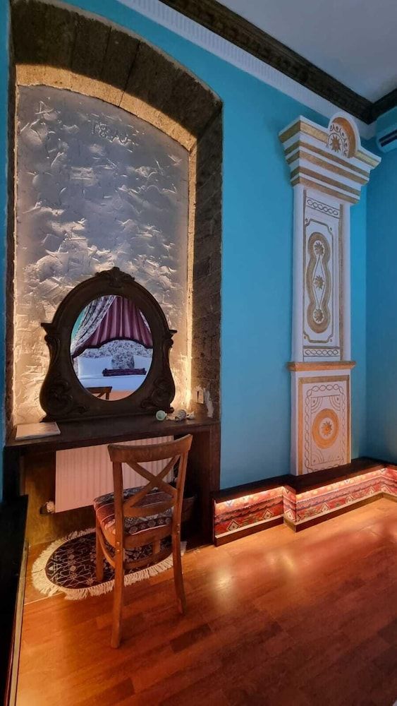 Apartments History 1870 Family Apartment, Courtyard View 11