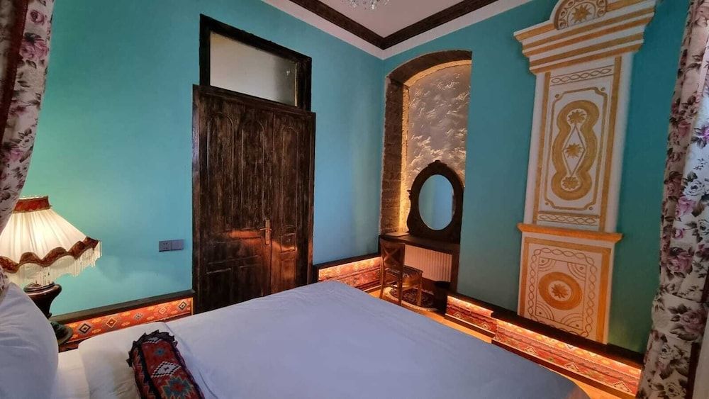 Apartments History 1870 Family Apartment, Courtyard View 9