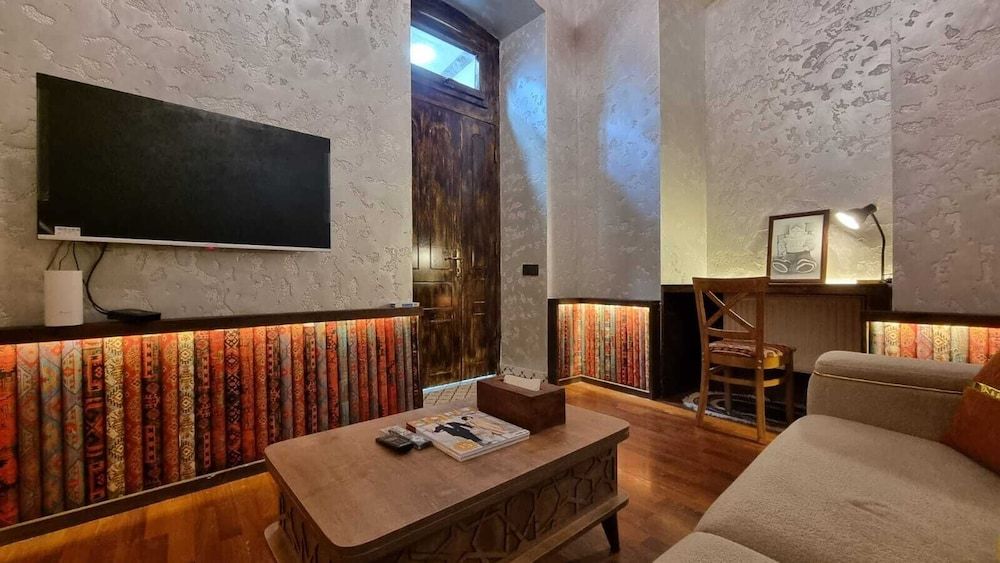 Apartments History 1870 Family Apartment, Courtyard View 17