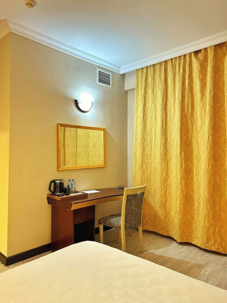 Crown Suites Standard Double Room 5