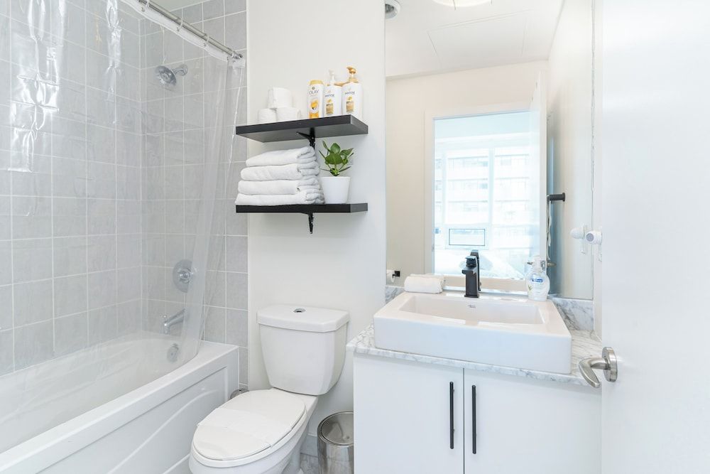 Maple Leaf Square Executive Suites Deluxe Condo, Balcony 9