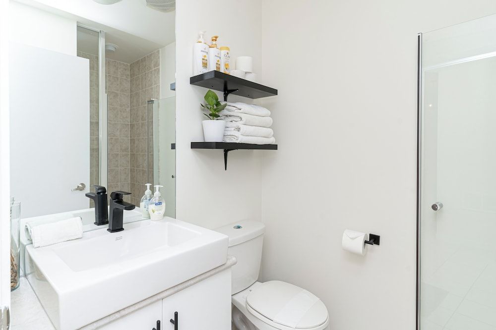 Maple Leaf Square Executive Suites Deluxe Condo, Balcony 11