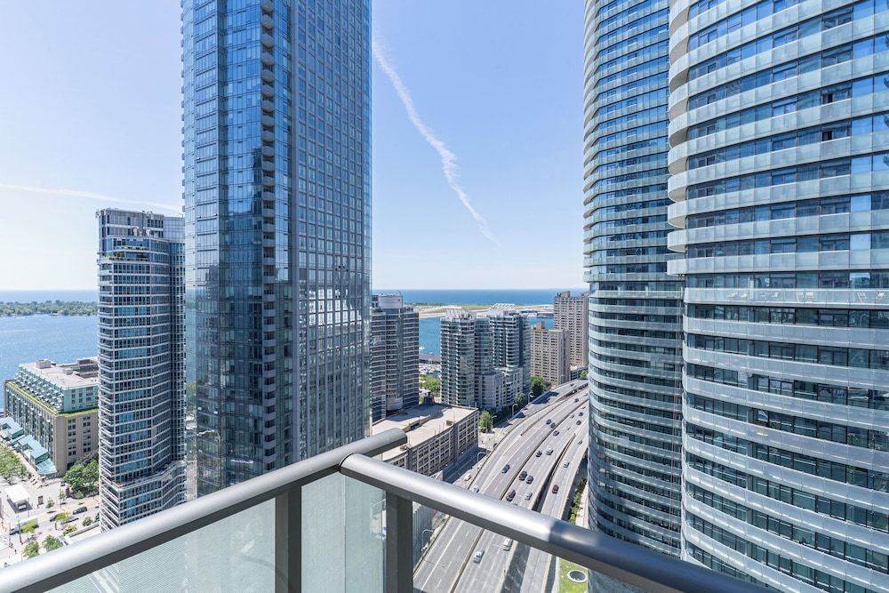 Maple Leaf Square Executive Suites Deluxe Condo, Balcony 7