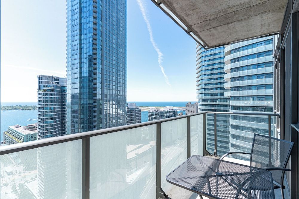 Maple Leaf Square Executive Suites Deluxe Condo, Balcony 5