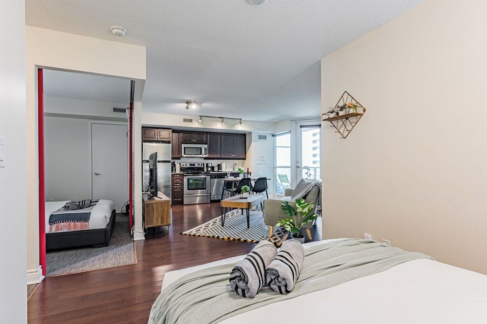 Fort York Suites Comfort Condo