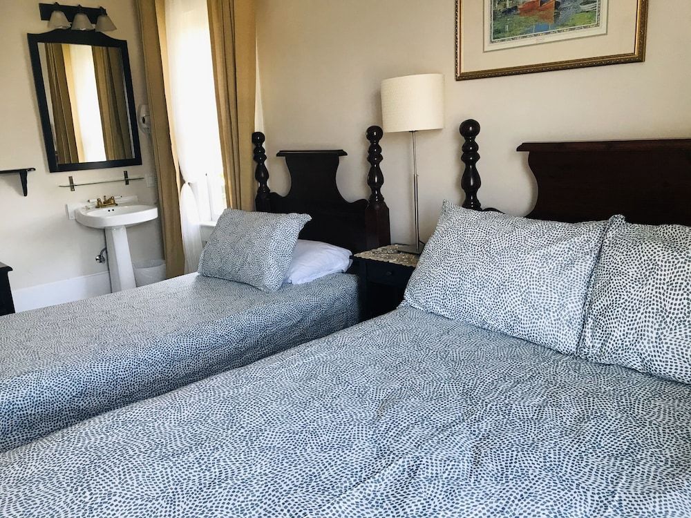 Windsor Guest House Comfort Double Room, Shared Bathroom