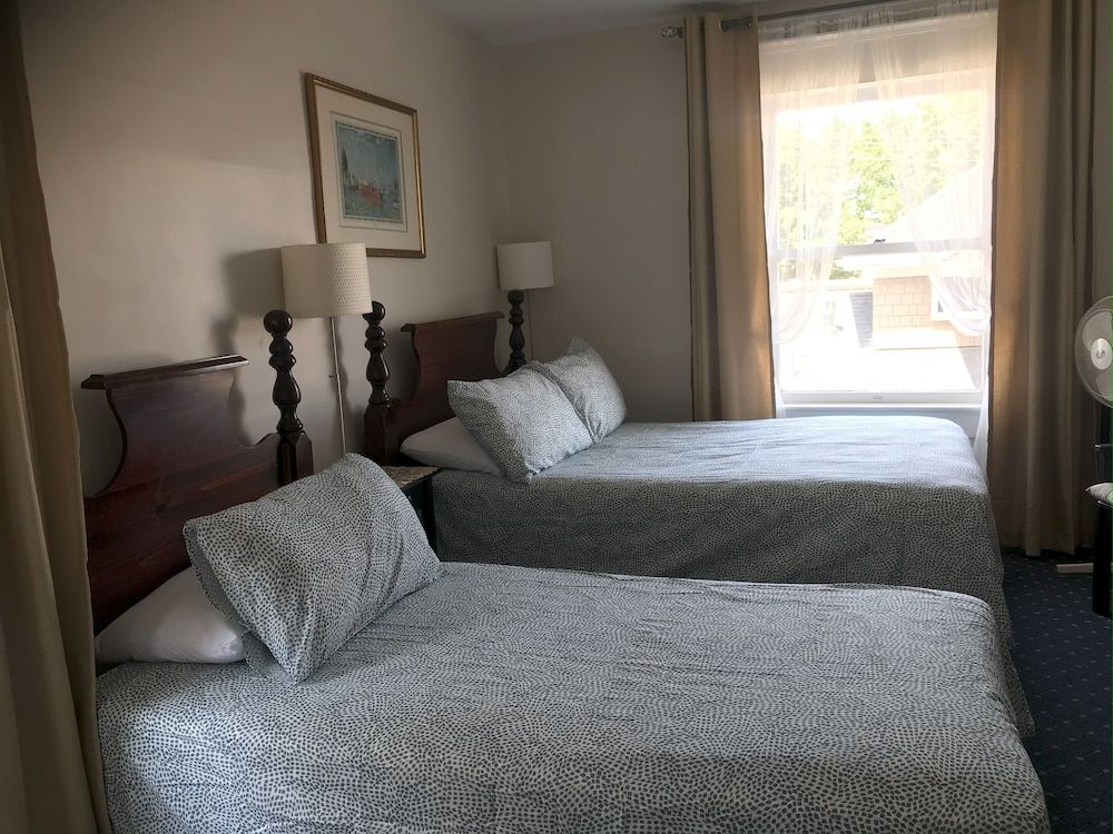 Windsor Guest House Comfort Double Room, Shared Bathroom 3