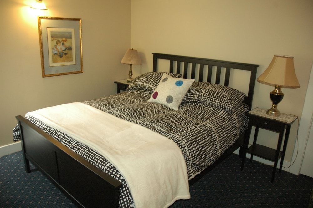 Basic Room, 1 Queen Bed- Basement Level