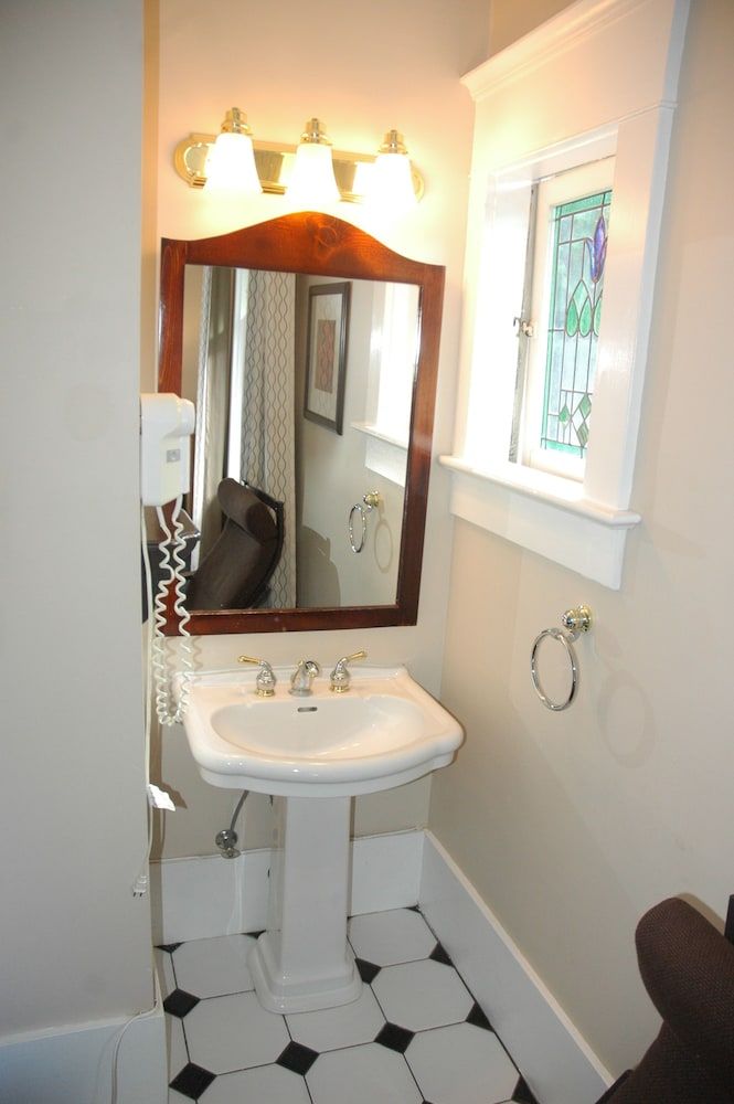 Bathroom sink