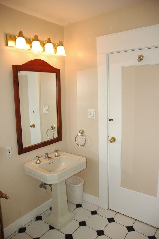 Windsor Guest House Comfort Double Room, Shared Bathroom 4