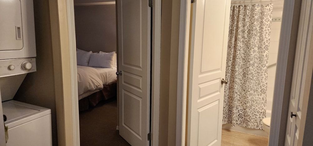 Corner One Bedroom & Den