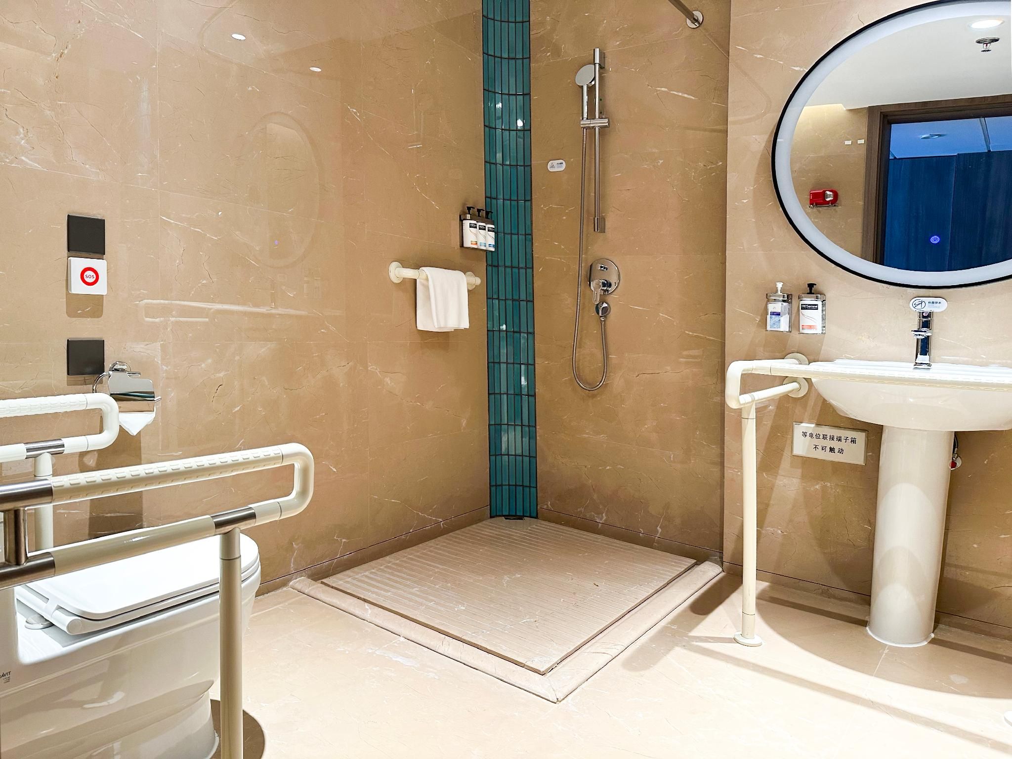 1 King Standard Accessible