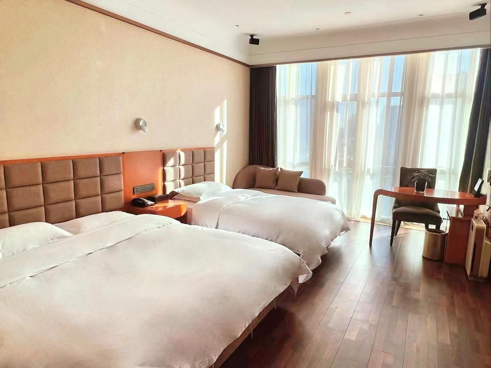 Family Room with King and Single Bed - Non-Smoking